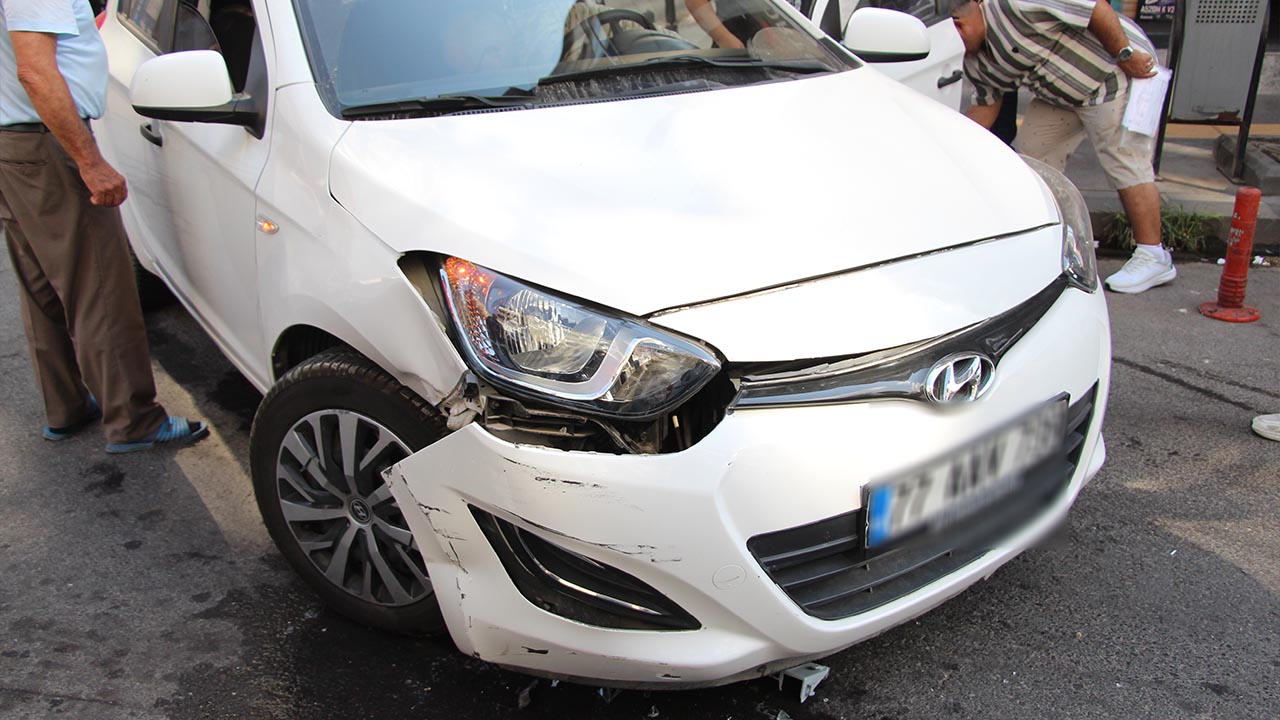 Yalova Rustem Pasa Mahalle Ismet Acar Cadde Trafik Kaza Maddi Hasar (5)