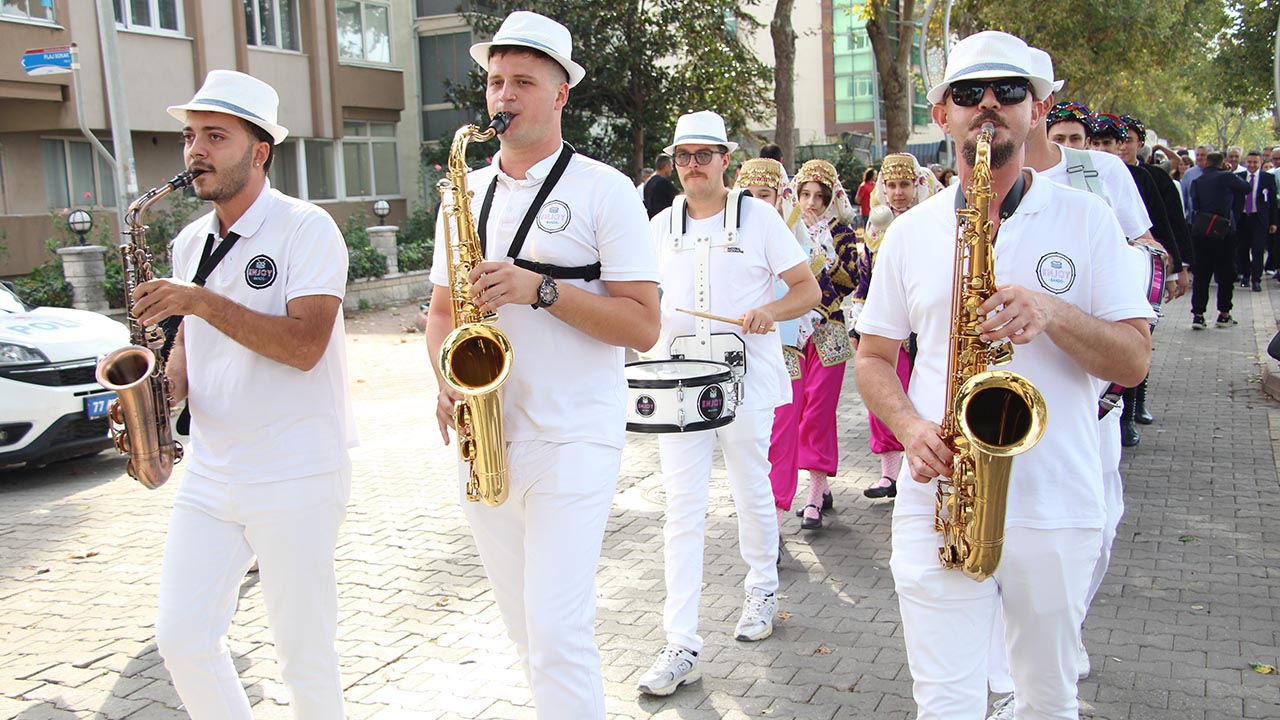 Yalova Valilik Tibbi Aromatik Aronya Festival Acilis Kortej Yuruyus (2)