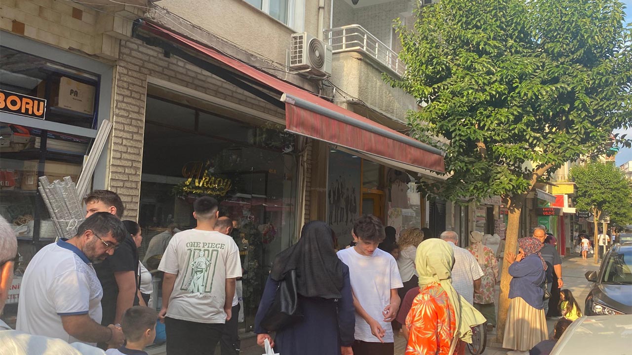 Sıcak Altında Saatlerce Bekleyiş Yalova’da Kuyruk Çilesi (2)