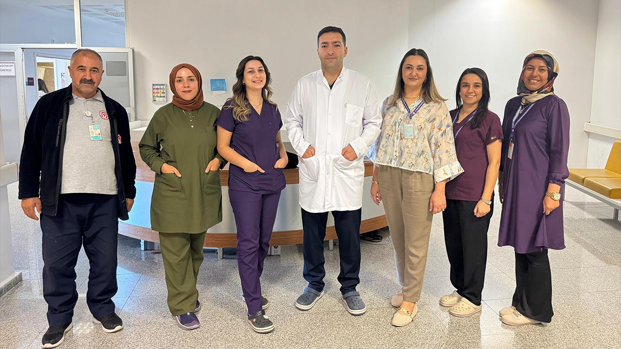 Ağrı'da Genç Kadının Midesinden Endoskopiyle Iki Kalem Çıkarıldı (4)