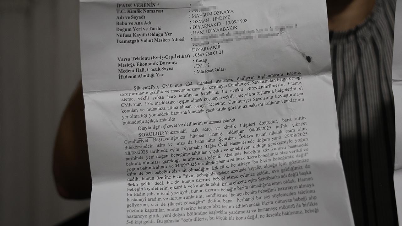 Diyarbakır'da Yeni Doğan Bebekler Karıştırıldı, Gerçek Evde Fark Edilen 'Bileklikte' Ortaya Çıktı (2)