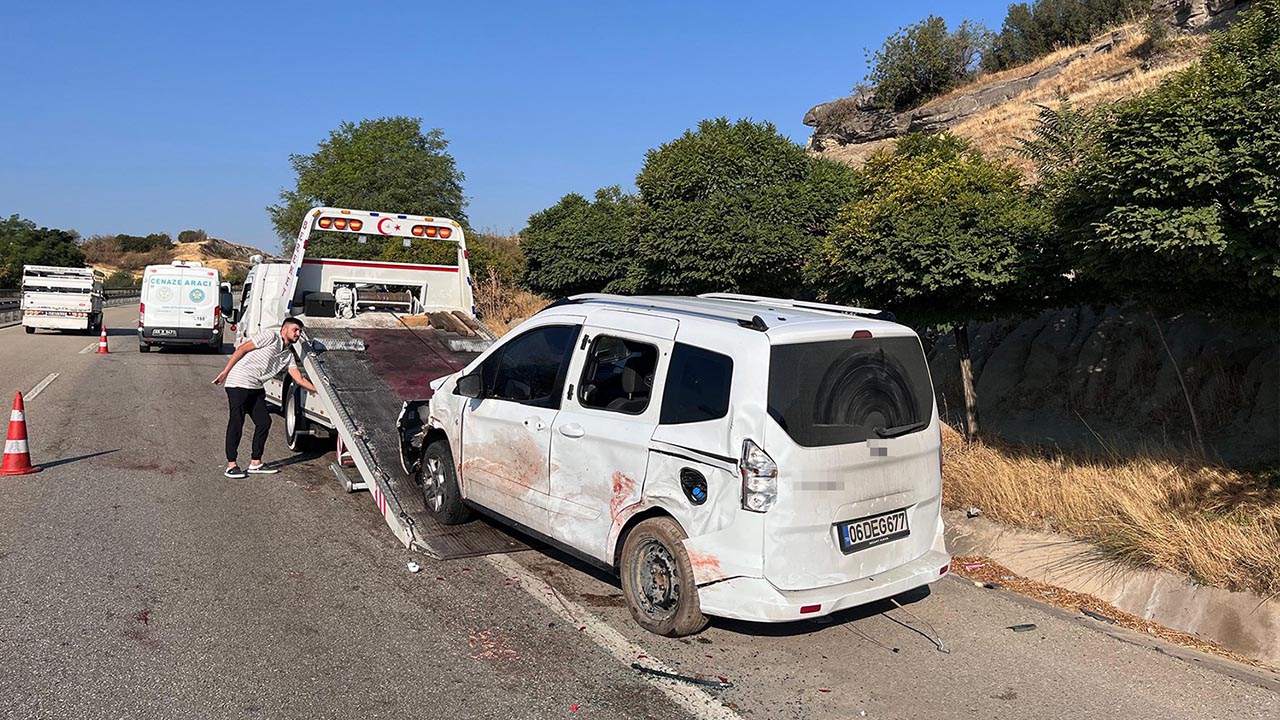 Manisa Yol Kenari Lastik Degistiren Cift Kamyonet Carpti Oldu (1)