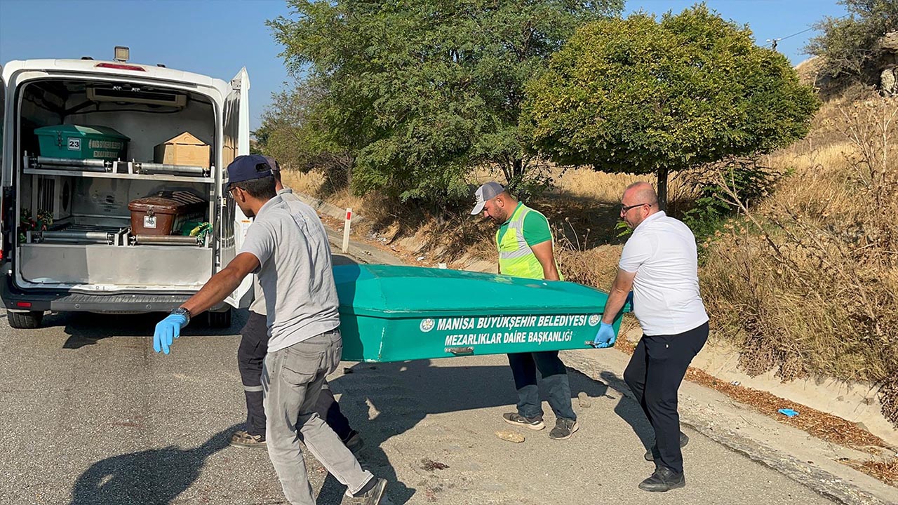 Manisa Yol Kenari Lastik Degistiren Cift Kamyonet Carpti Oldu (5)