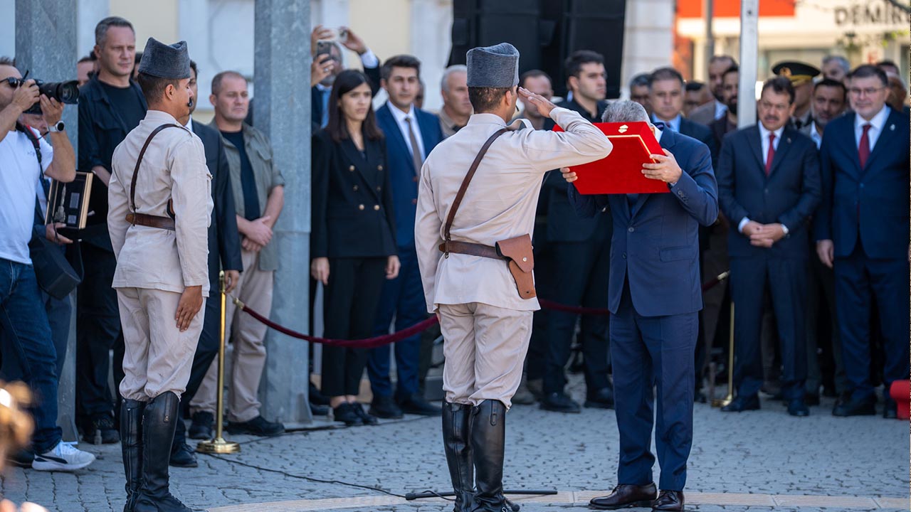 Turkiye Izmir Dusman Isgal Kurtulus Dev Bayrak (3)