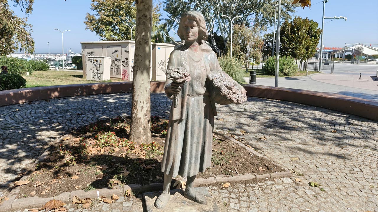 Yalova Bad Godesberg Parki Cicekci Heykeli Vandallar (3)