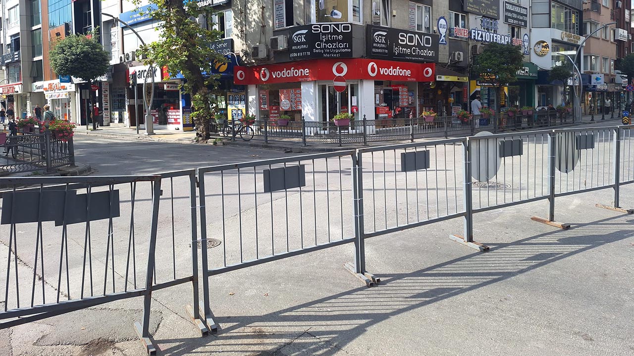Yalova Belediye Cumhuriyet Cengiz Kocal Arac Trafigi Yasak (11)