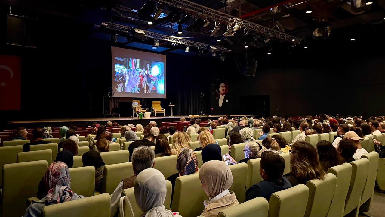 Yalova Belediyesi Kultur Sanat Tiyatro Sezon Acilis Komedi Oyun (3)