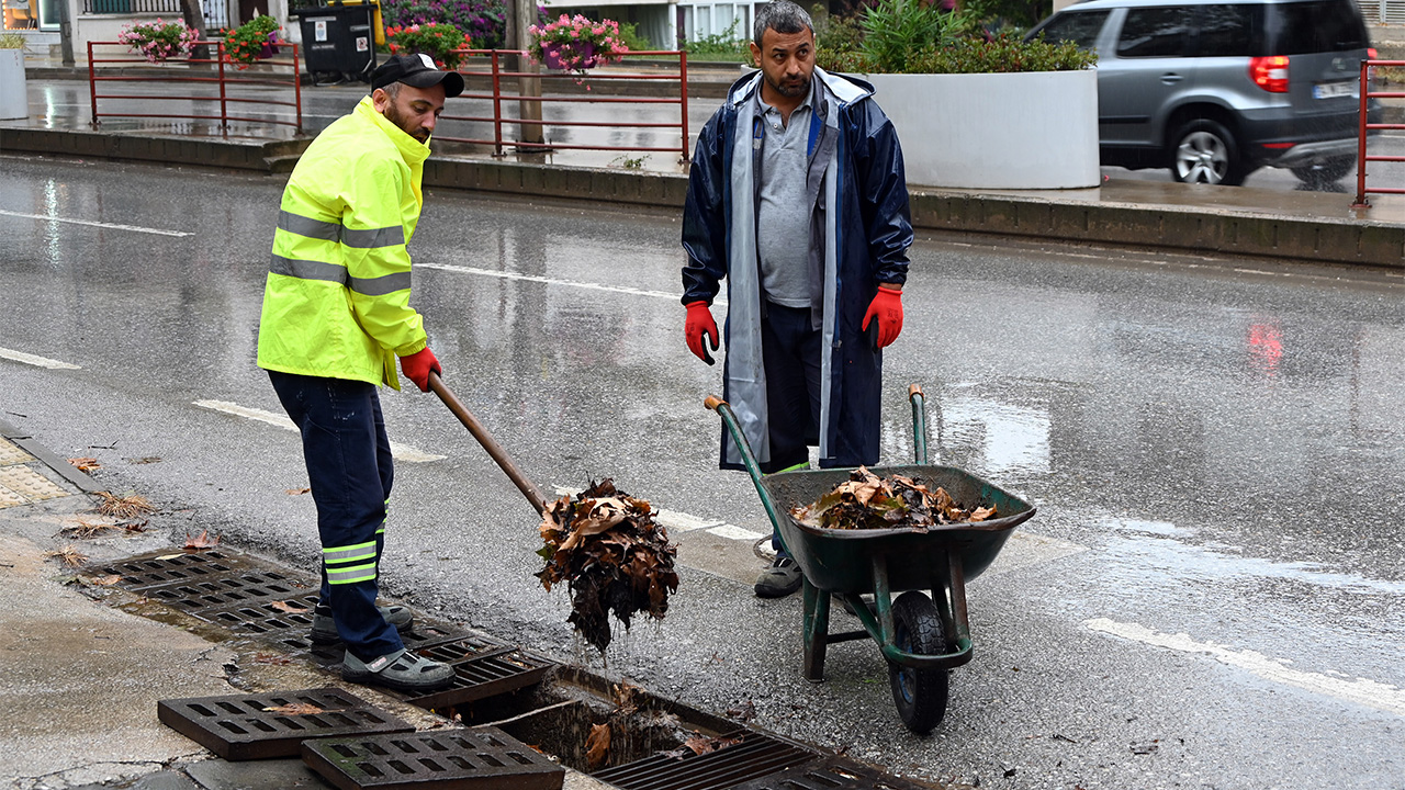Yalova Belediyesi Su Kanalizasyon Ekipler Yagmur Calisma (1)