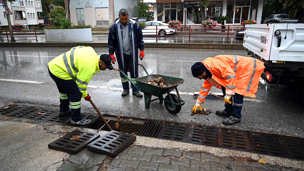 Yalova Belediyesi Su Kanalizasyon Ekipler Yagmur Calisma (2)