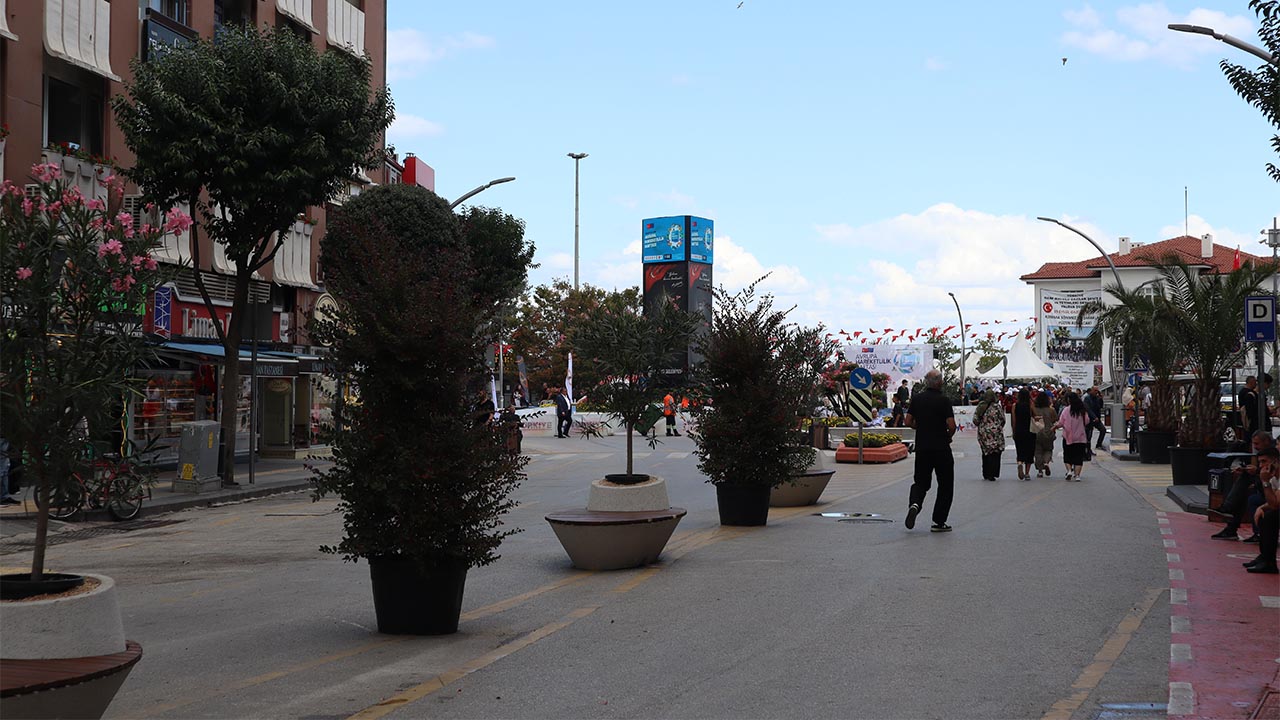 Yalova Cengiz Kocal Cumhuriyet Cadde Yayalastirma Esnaf Aciklama Haber (1)