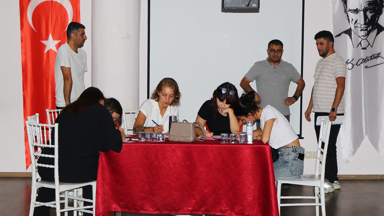Yalova Ciftlikkoy Belediye Istihdam Masa Ofis Vatandas (2)