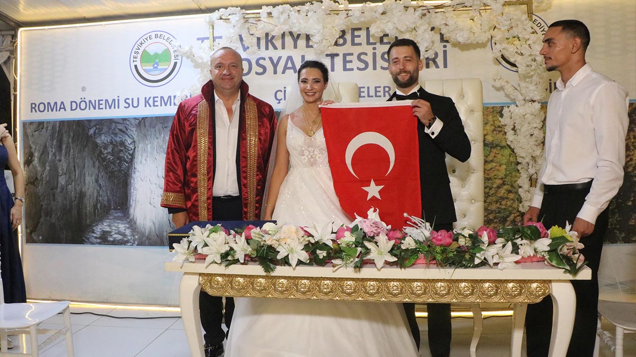 Yalova Cinarcik Belediye Baskan Gencler Cift Nikah (1)