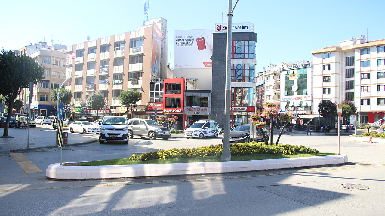 Yalova Cumhuriyet Cengiz Kocal Cadde Yayalastirma Son Arac Trafik (2)