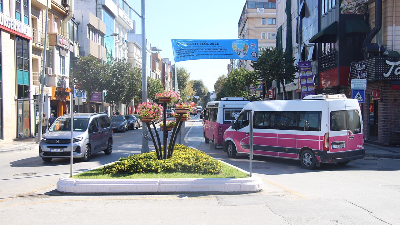 Yalova Cumhuriyet Cengiz Kocal Cadde Yayalastirma Son Arac Trafik (4)