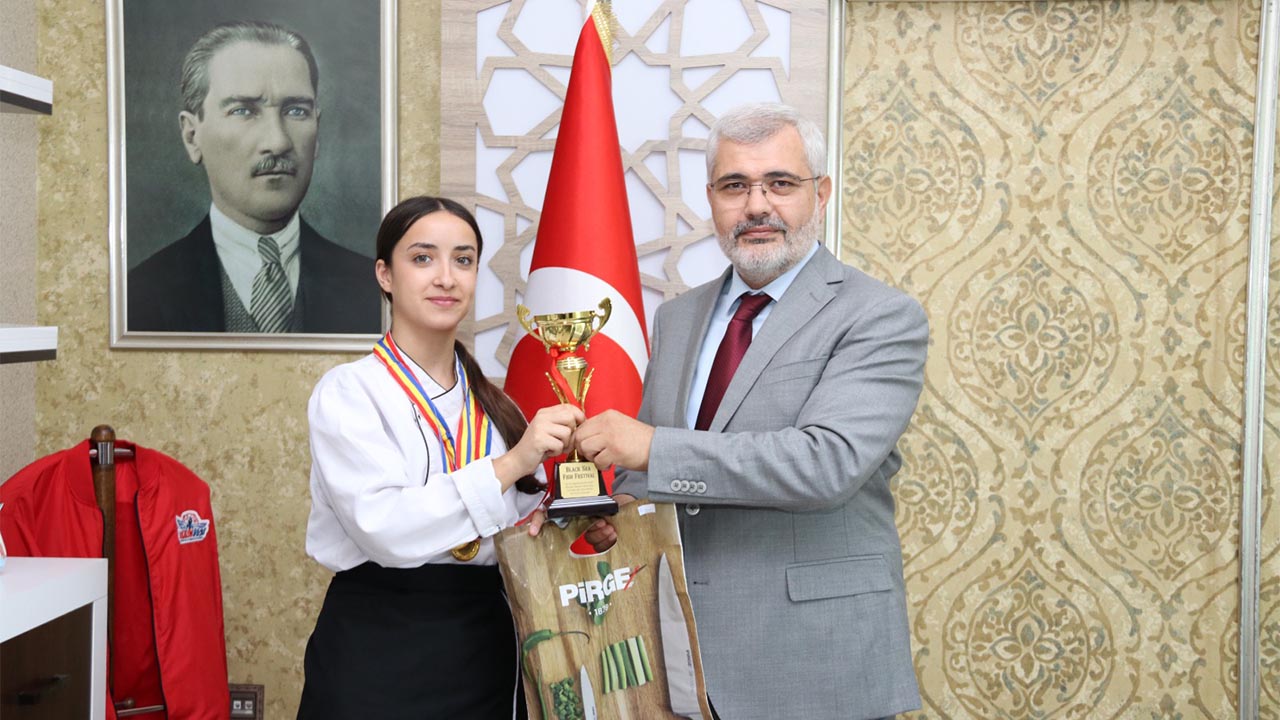 Yalova Il Milli Egitim Mudur Turizm Otelcilik Meslek Lise Ogrenciler Romanya Yarisma Yemek Madalya (2)