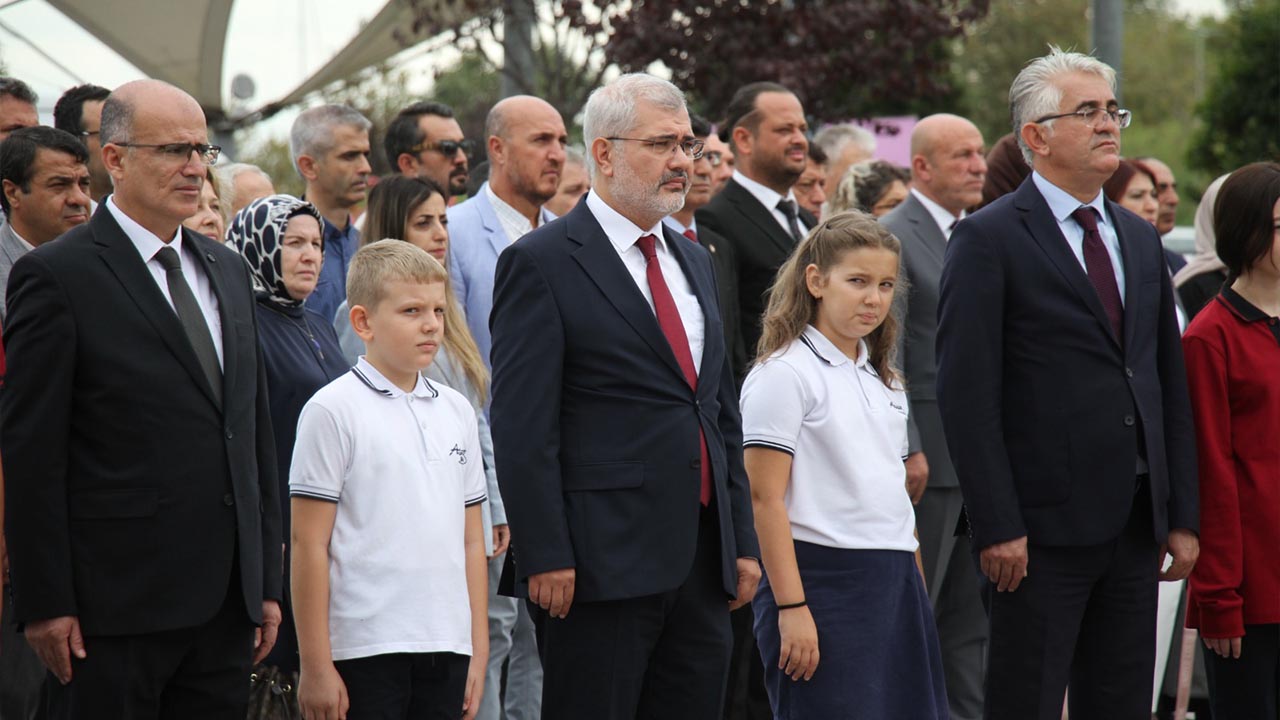 Yalova Il Milli Egitim Mudurluk Cumhuriyet Meydan Celenk Toren (1)