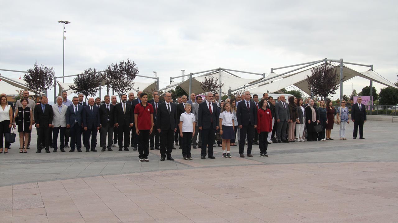 Yalova Il Milli Egitim Mudurluk Cumhuriyet Meydan Celenk Toren (5)