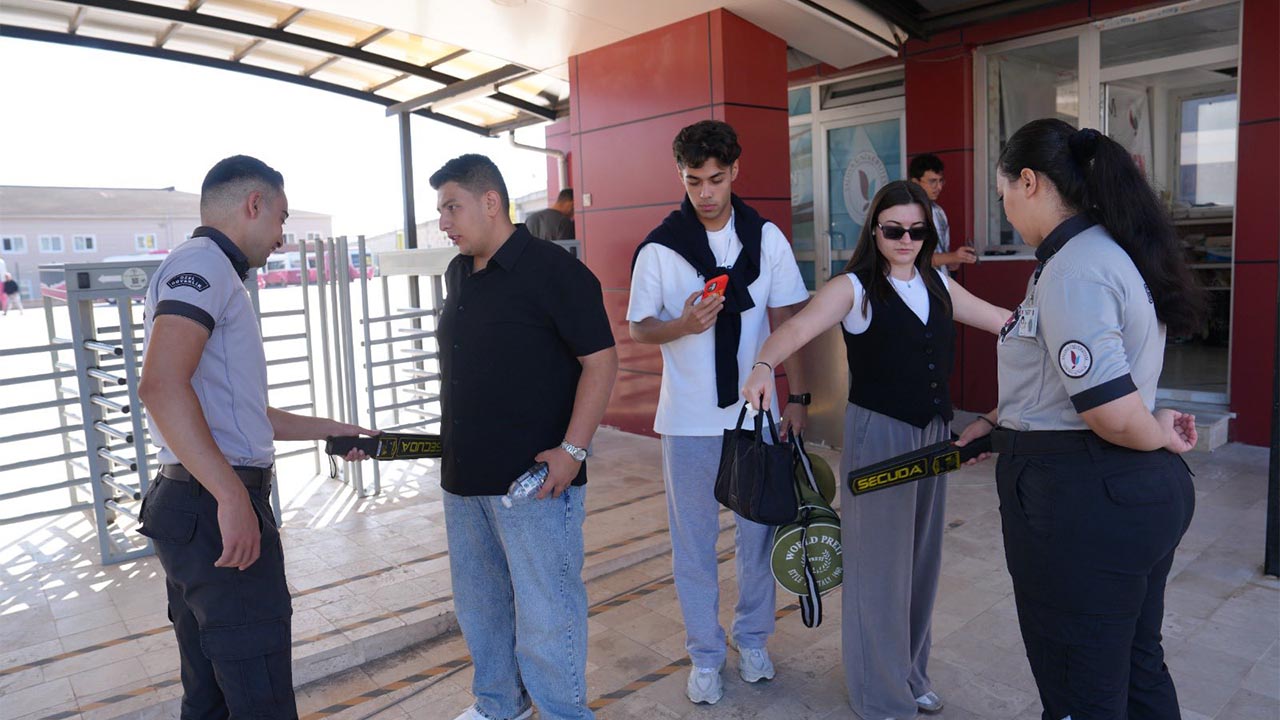 Yalova Universitesi Yeni Donem Baslangic Rektor Ogrenci Karsilama (2)