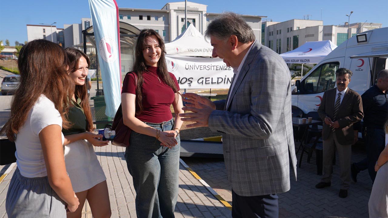 Yalova Universitesi Yeni Donem Baslangic Rektor Ogrenci Karsilama (3)