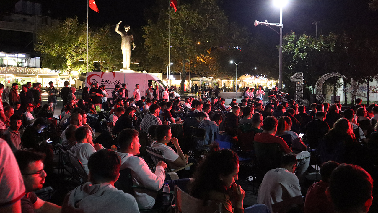Yalova’da Dev Ekranda Milli Maç Heyecanı (2)