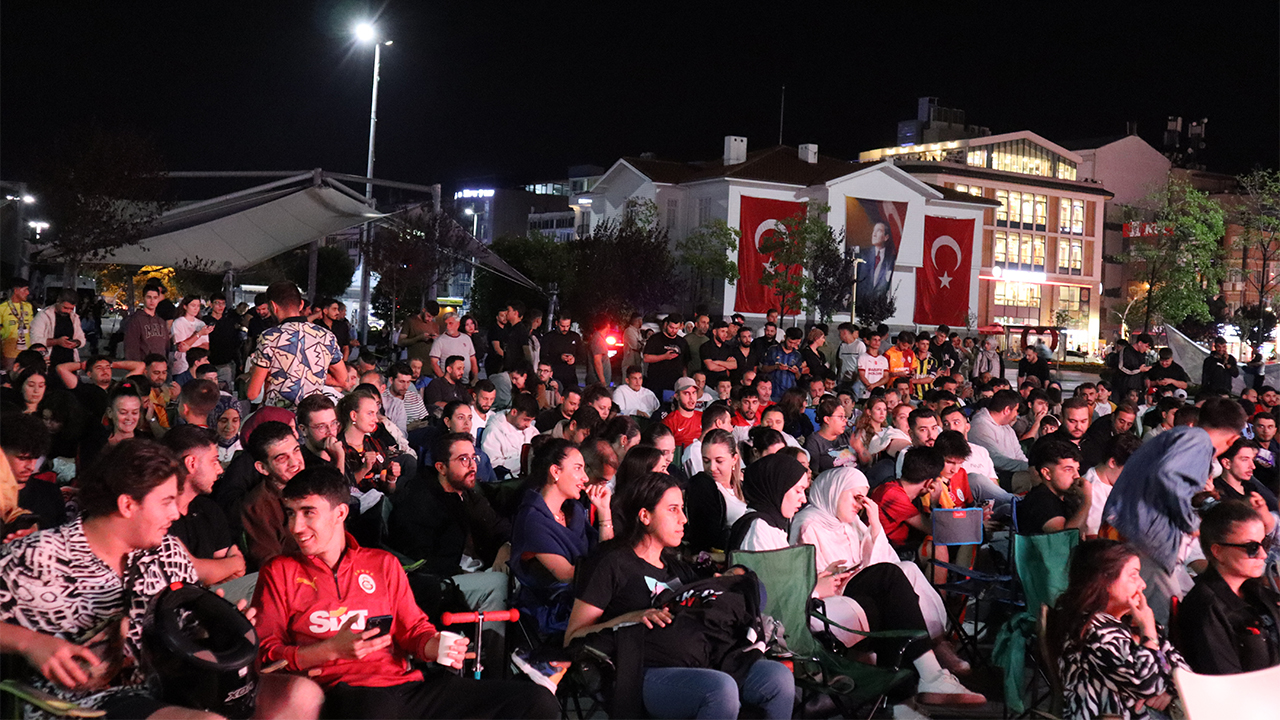 Yalova’da Dev Ekranda Milli Maç Heyecanı (3)