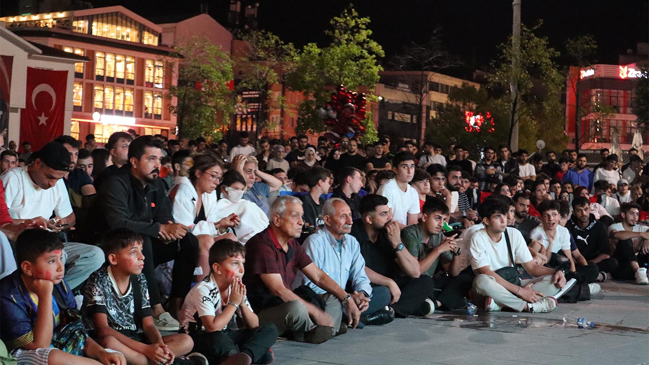 Yalova’da Dev Ekranda Milli Maç Heyecanı (4)
