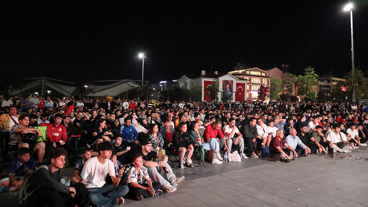 Yalova’da Dev Ekranda Milli Maç Heyecanı (5)