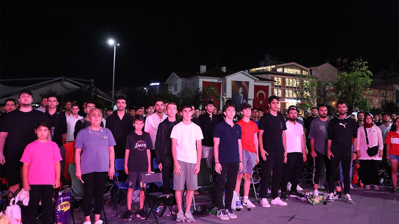 Yalova’da Dev Ekranda Milli Maç Heyecanı (6)