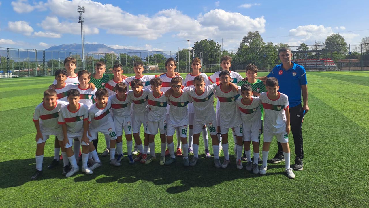 Yalova Fk U14 Ve 15 Takımları Seyircisinin Karşısına Çıkıyor (1)
