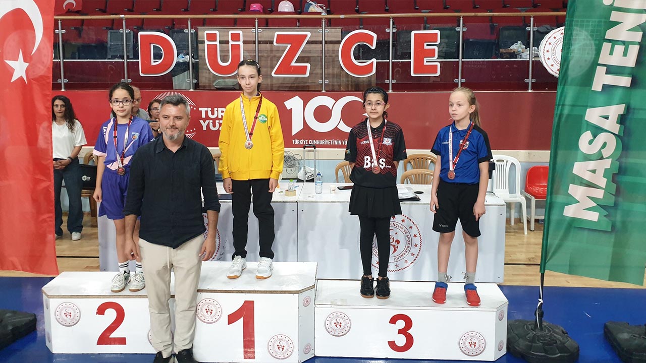 Yalovalı Raketler Kupayla Kapattığı Sezonu Kupayla Açtı (2)