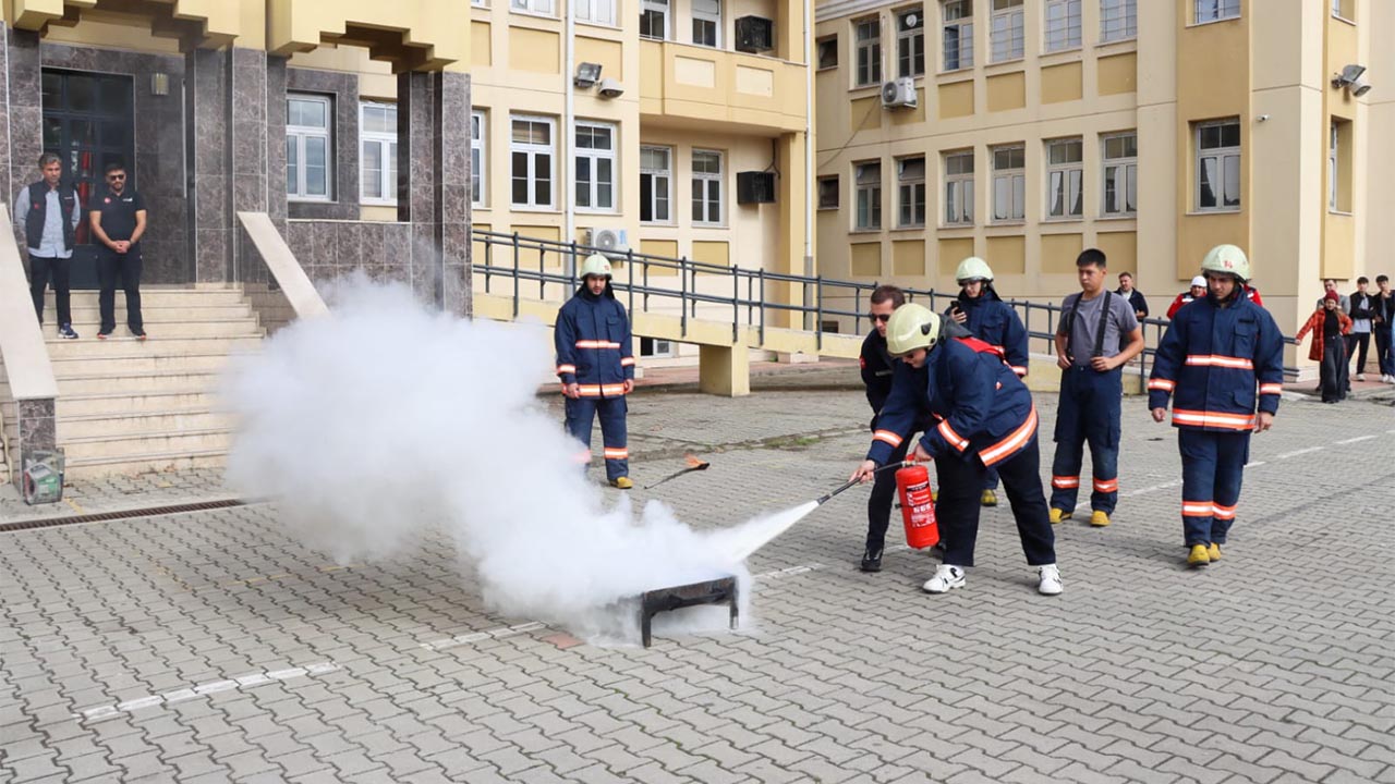 13 Eki̇m Dünya Afet Ri̇skleri̇ni̇n Azaltilmasi Günü’nde Tatbi̇kat Gerçekleşti̇ri̇ld (1)