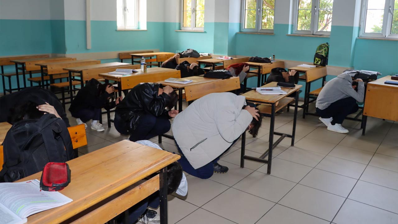 13 Eki̇m Dünya Afet Ri̇skleri̇ni̇n Azaltilmasi Günü’nde Tatbi̇kat Gerçekleşti̇ri̇ld (5)