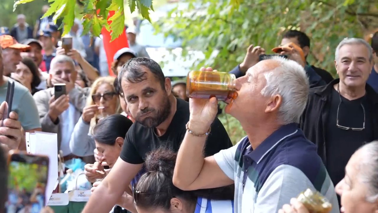 2 Dakikada 1 Kilogram Bal Yedi, Izleyenler Hayret Etti (2)