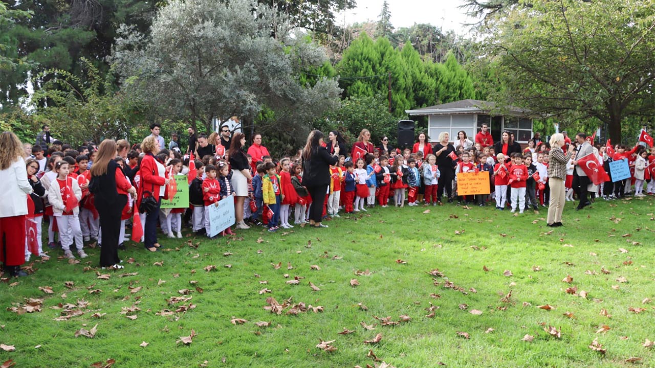 29 Eki̇m Cumhuri̇yet Bayrami Öncesi̇ Yürüyen Köşk Yi̇ne İlgi̇ Odaği (1)