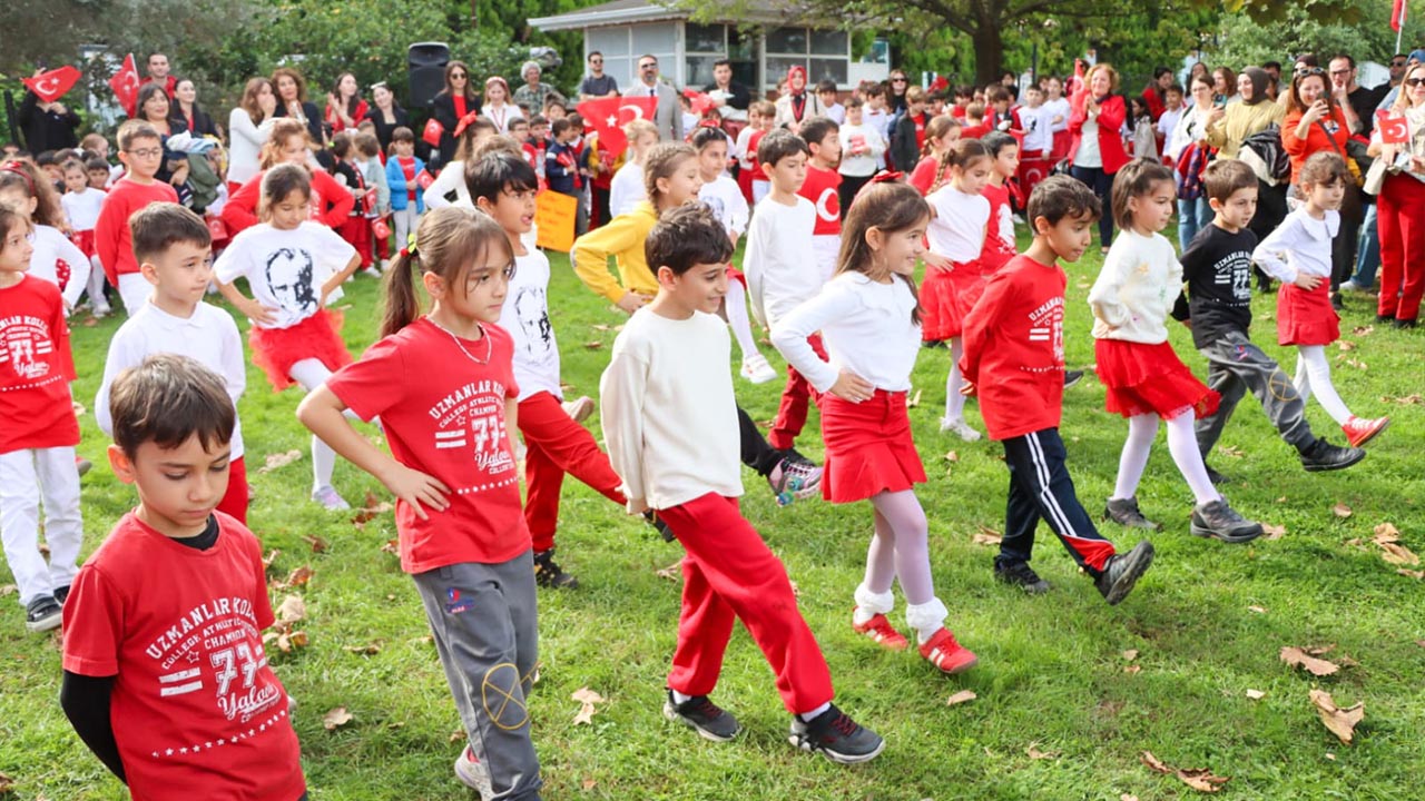 29 Eki̇m Cumhuri̇yet Bayrami Öncesi̇ Yürüyen Köşk Yi̇ne İlgi̇ Odaği (2)