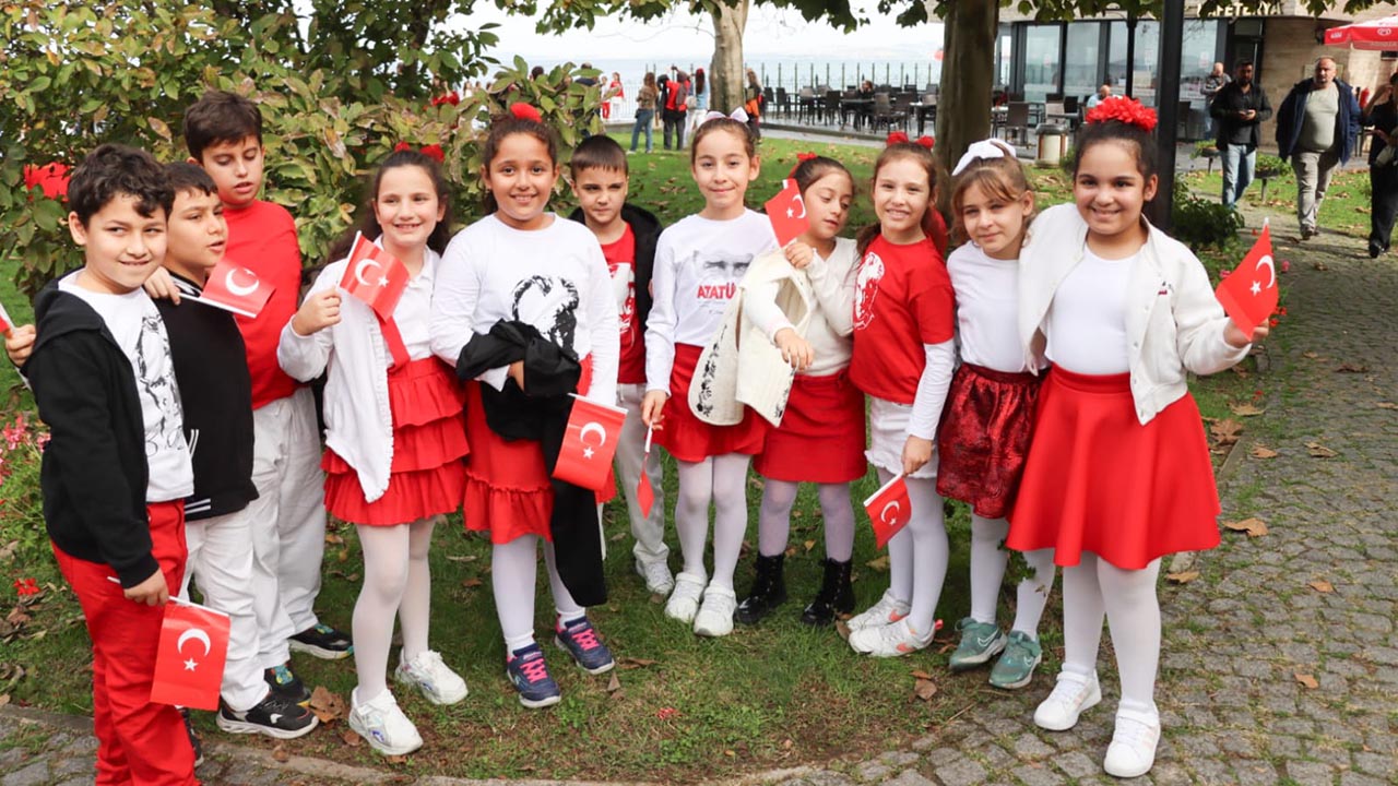 29 Eki̇m Cumhuri̇yet Bayrami Öncesi̇ Yürüyen Köşk Yi̇ne İlgi̇ Odaği (3)