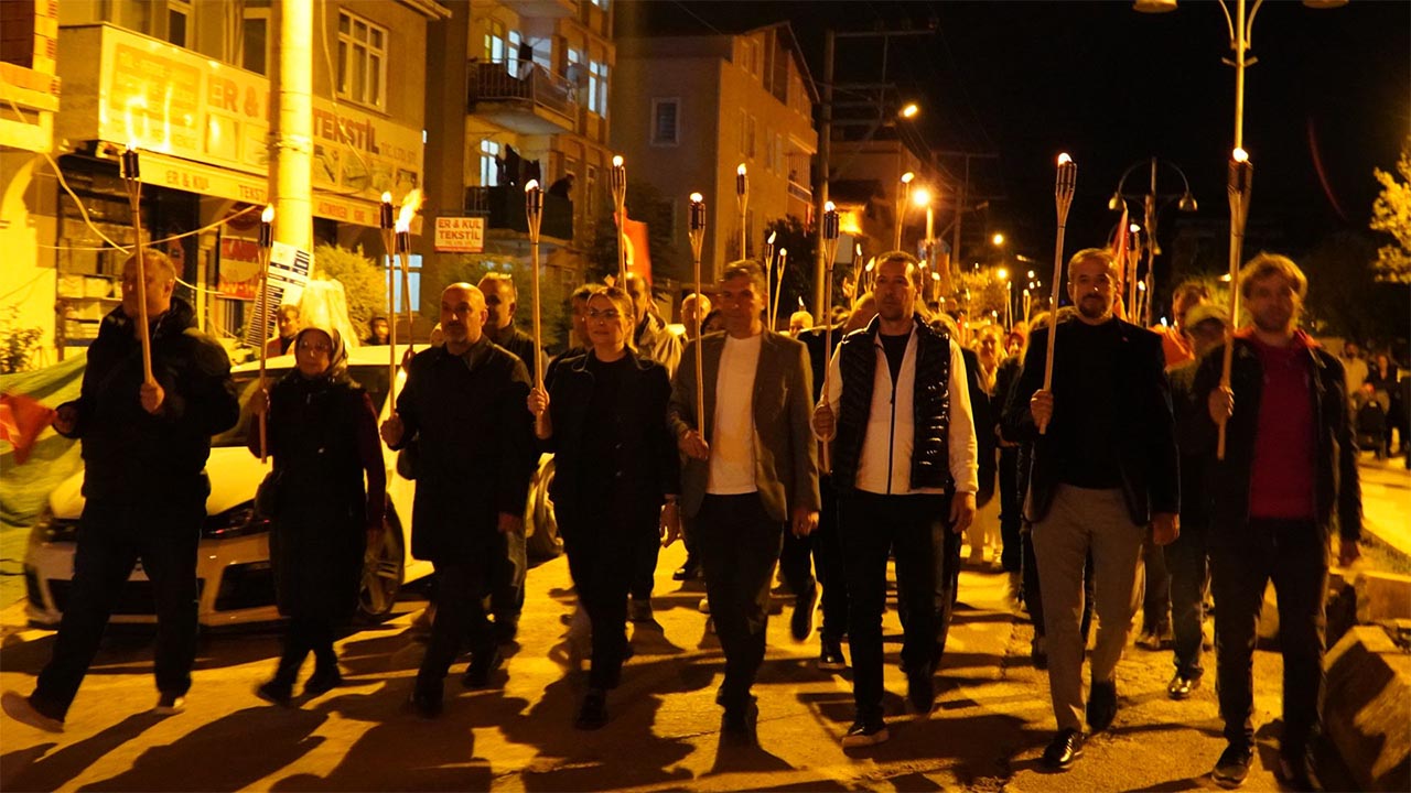 300 Metrelik Türk Bayrağıyla Fener Alayı! (1)