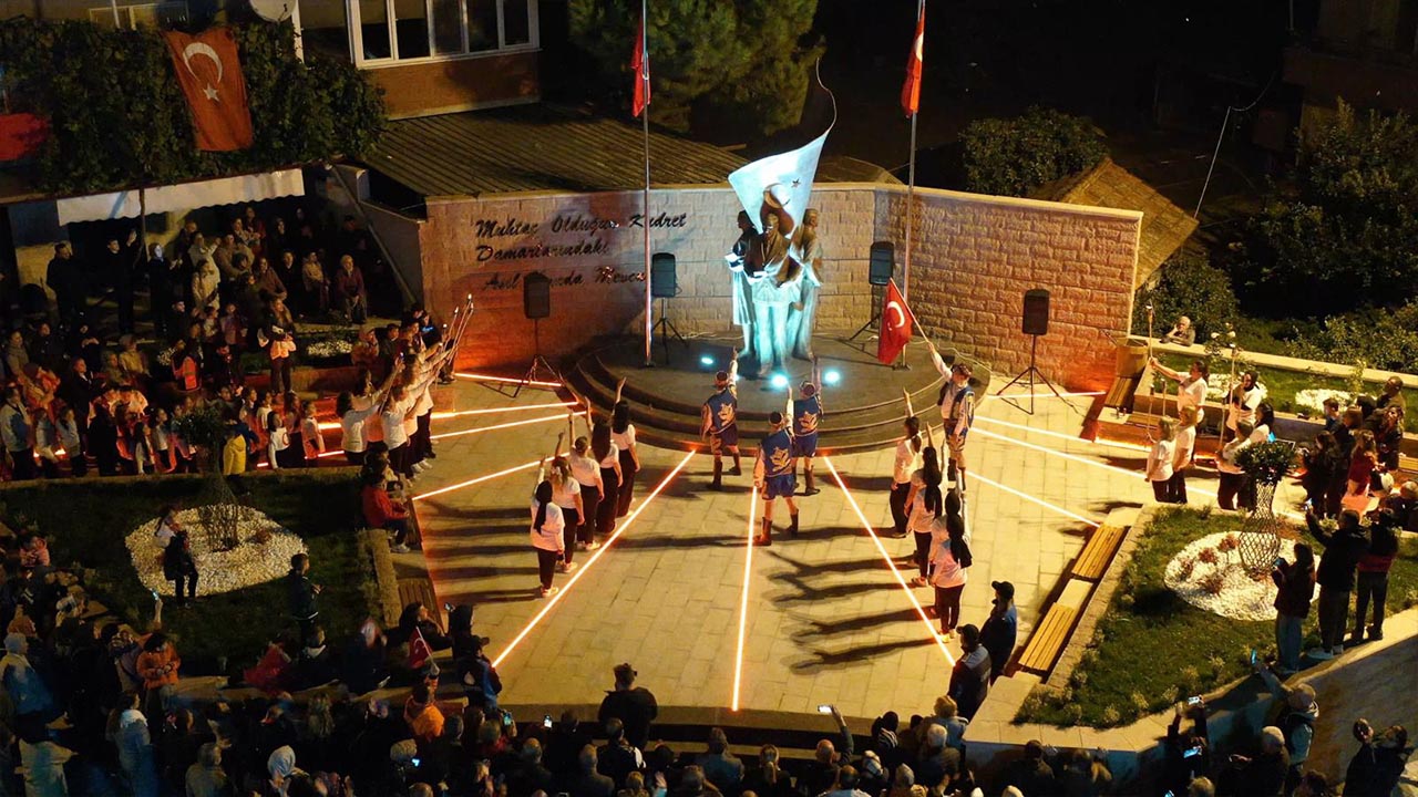 300 Metrelik Türk Bayrağıyla Fener Alayı! (3)