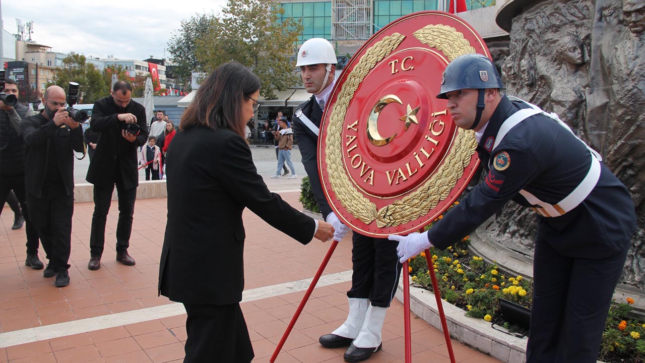 Atamızın Anıtına Çelenk Bıraktık Yalova (2)