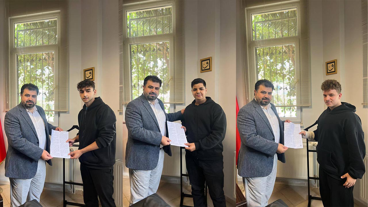 Camide, Mihrapta Ve Minberde Gençler Var (2)