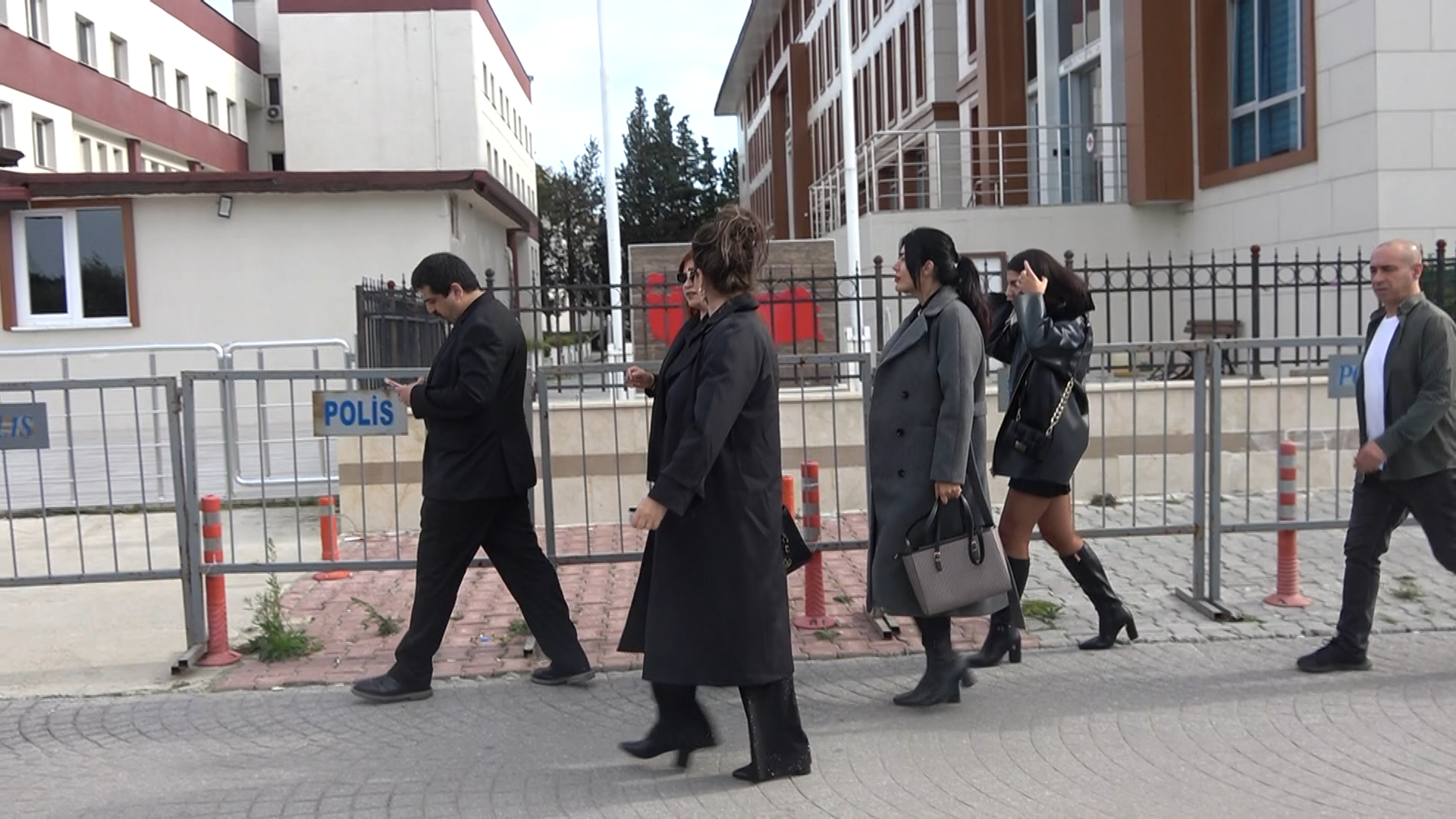 Güllü'nün Eski Patronu 'Annemi Öldürmek Için Bir Katil Bulur Musun' Yazısı Var, Hepsini Şahitler Huzurunda Sunduk (1)