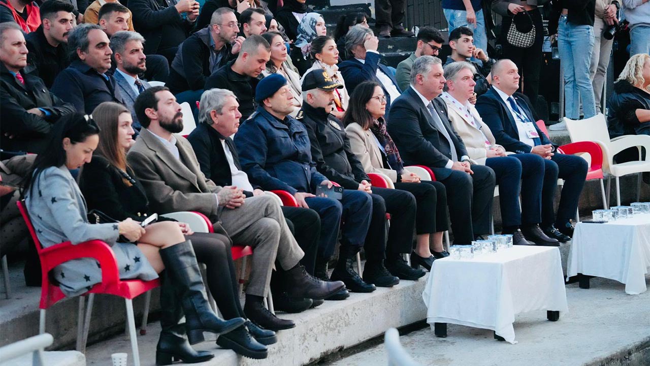 Mavi Gri Ile Festival Renk Kazandı (1)