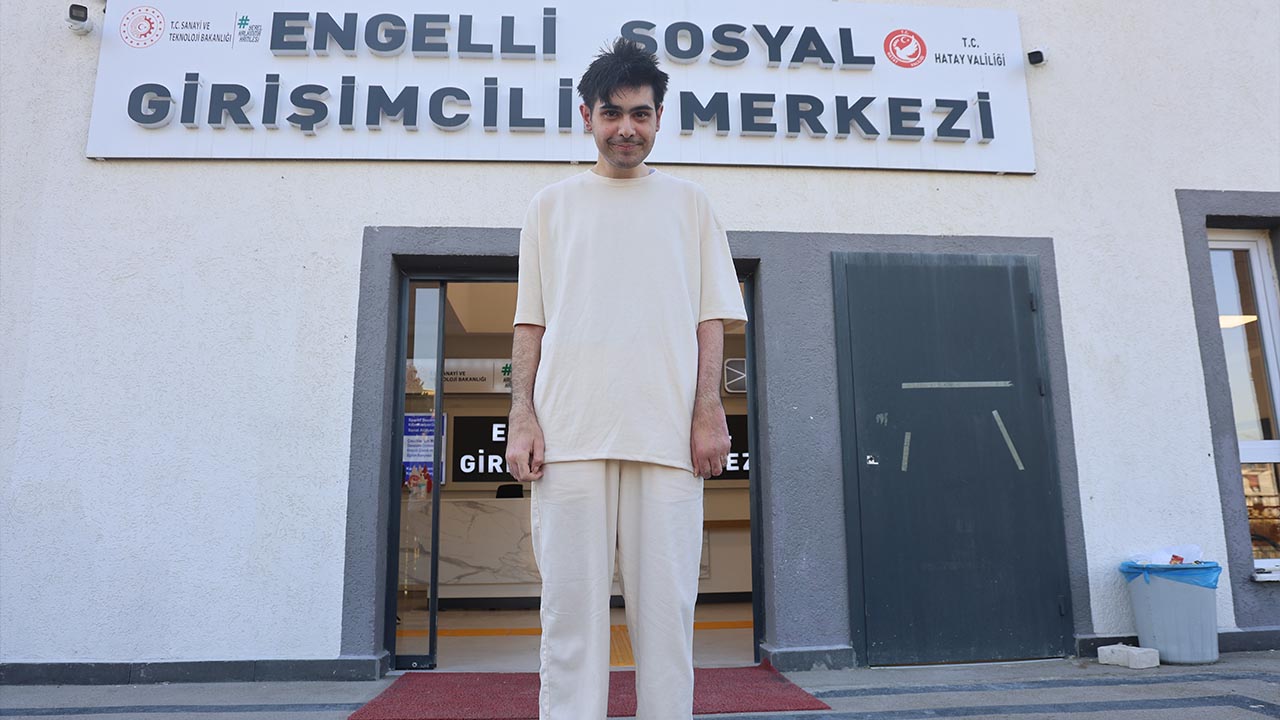 Turkiye Hatay Defne Depremzede Genc Dus Tiras (2)