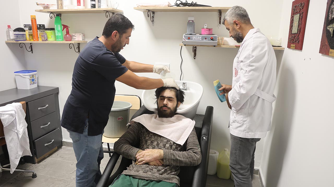 Turkiye Hatay Defne Depremzede Genc Dus Tiras (5)