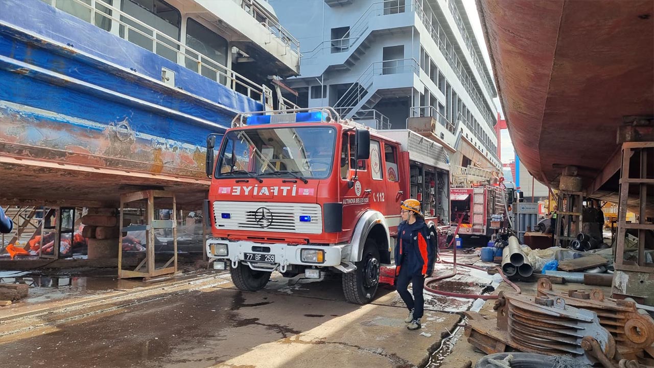 Yalova Altinova Tersane Gemi Yangin Afad Ekipler Sondurme (3)