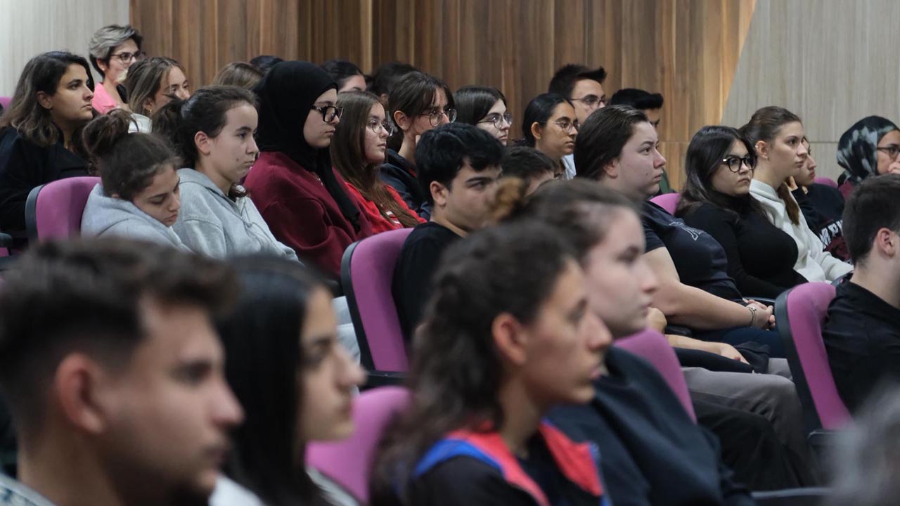 Yalova Eski Vali Akademisyen Bahcesehir Koleji Z Kusagi Konusma (3)