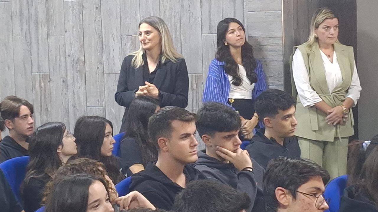Yalova Eski Vali Ogretim Uyesi Birey Okullari Z Kusagi Program Konusma (6)