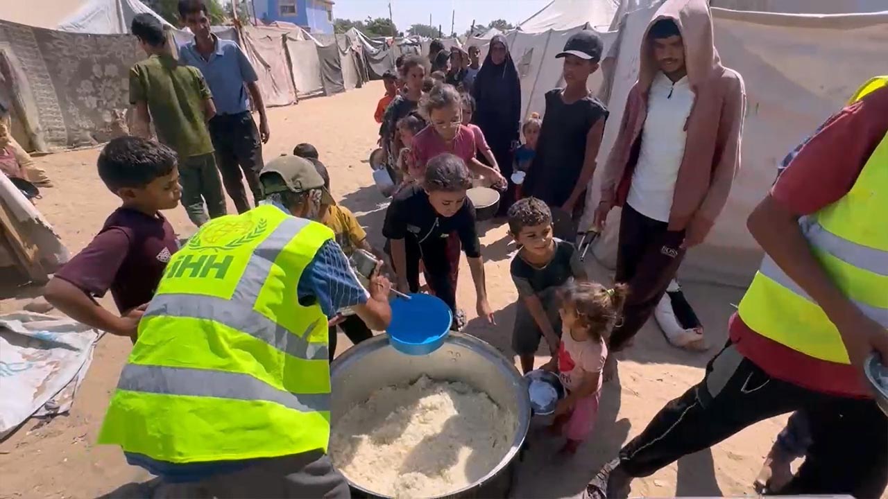 Yalova Ihh Sube Gazze Yemek Su Dagitma (1)