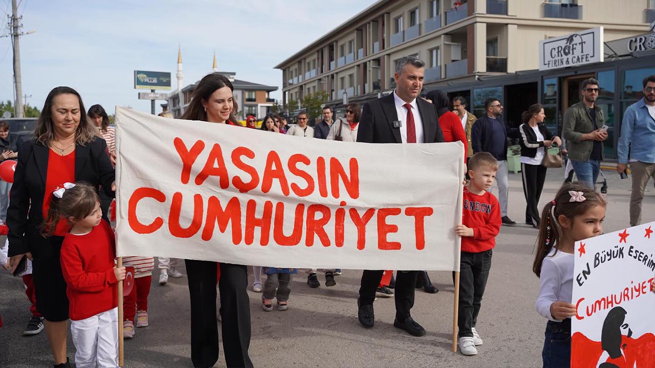 Yalova Kadikoy Belediye Baskan Anaokulu Minik Ogrenciler Cumhuriyet Yuruyus (5)
