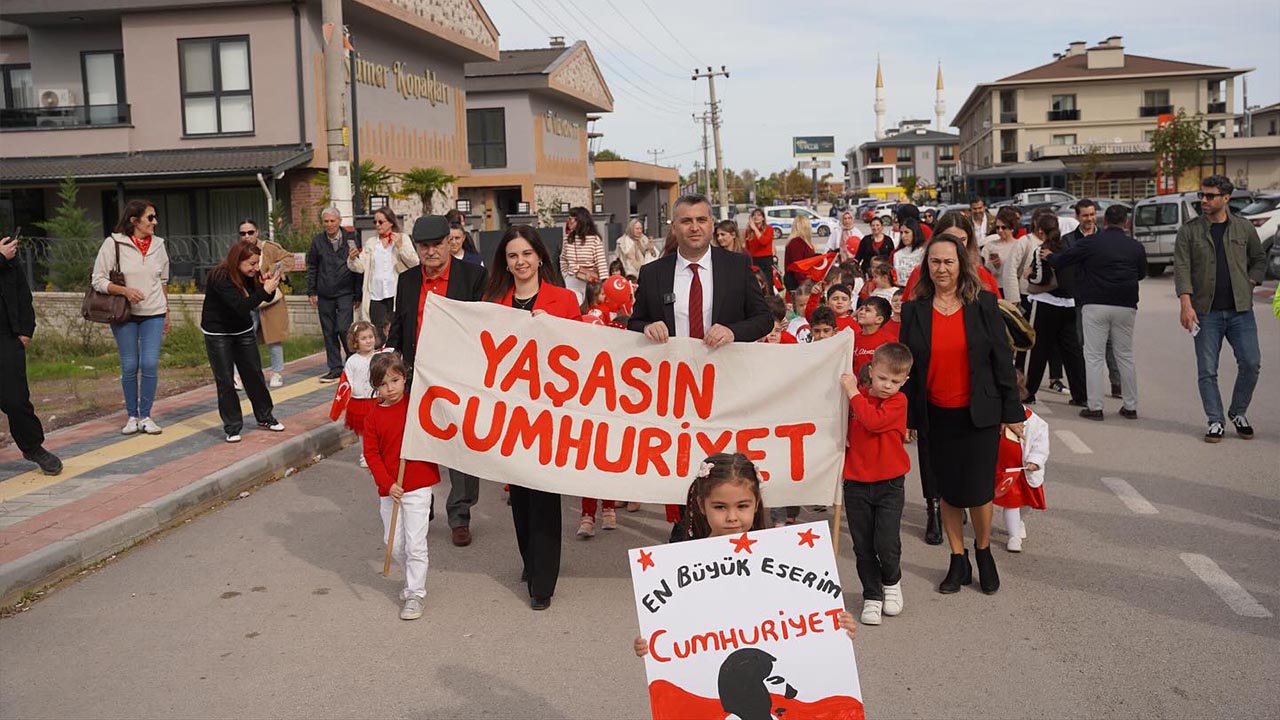 Yalova Kadikoy Belediye Baskan Anaokulu Minik Ogrenciler Cumhuriyet Yuruyus (6)